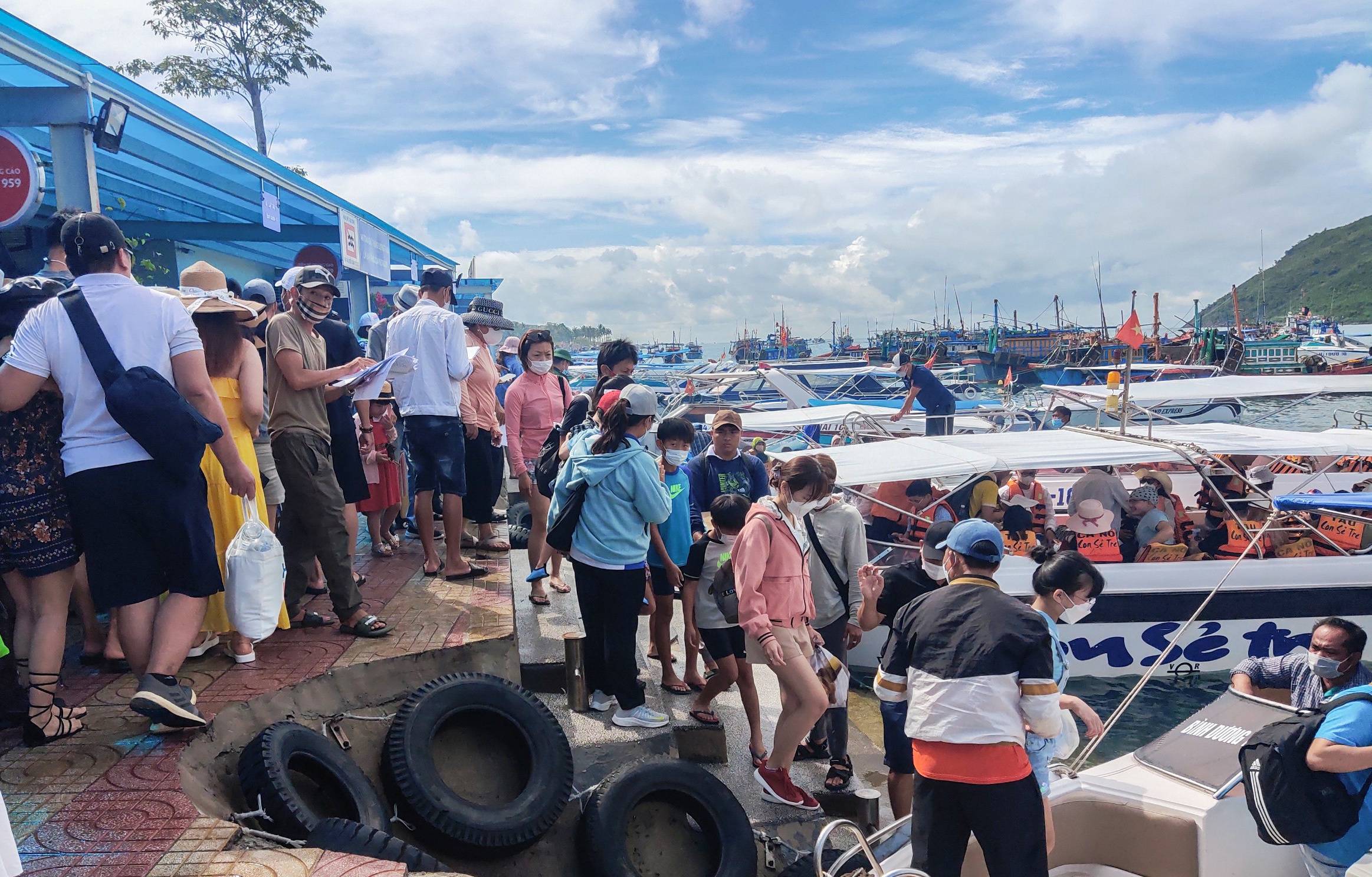 Du khách chen chân đi tour biển đảo Nha Trang ngày đầu nghỉ lễ